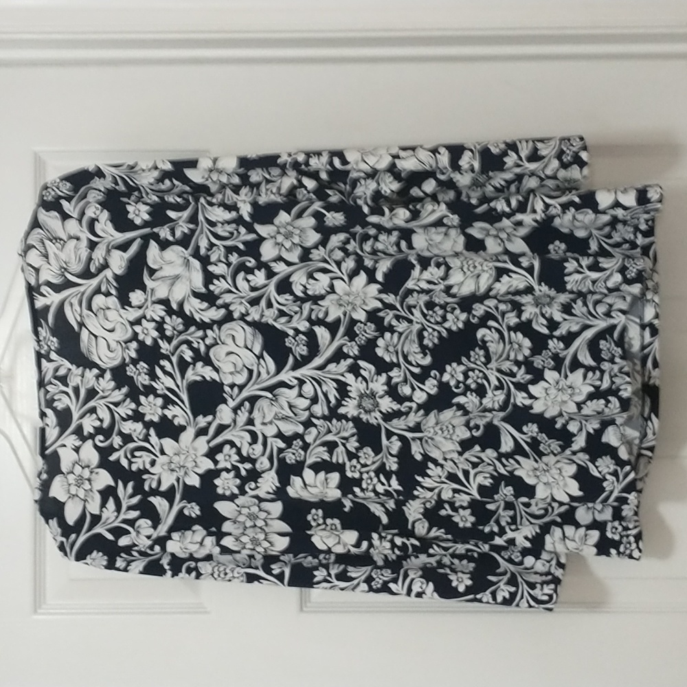 White Stag Black and White Floral Top Size L - Picture 3 of 5